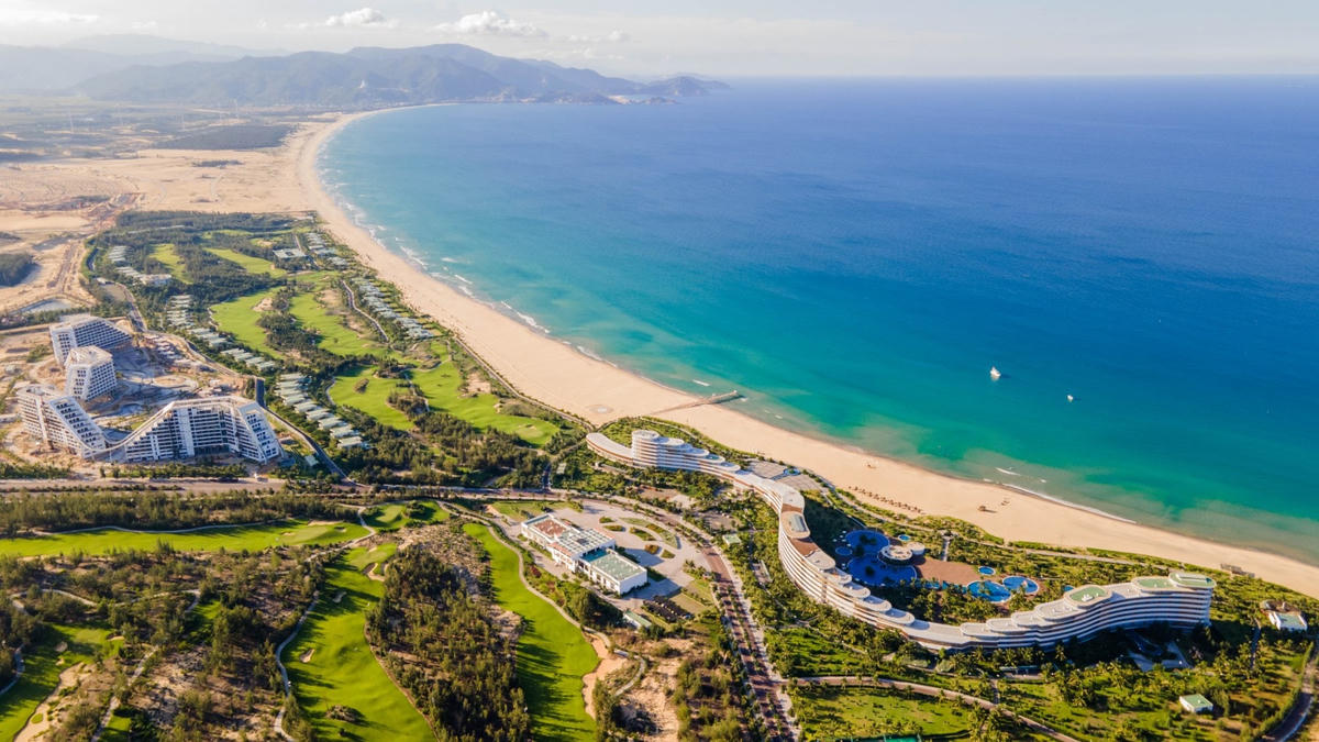 FLC Grand Hotel Quy Nhon mang tới trải nghiệm thư thái, êm đềm của một khu nghỉ dưỡng ven biển đúng nghĩa.
