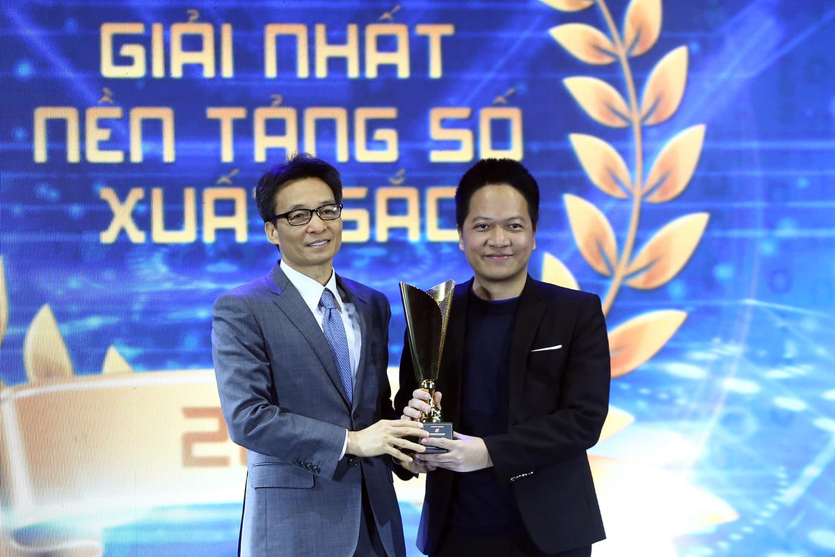 Phó Thủ tướng Vũ Đức Đam trao Giải Nhất hạng mục "Giải thưởng nền tảng số xuất sắc" cho "Base.vn - Nền tảng quản trị và điều hành doanh nghiệp số". Ảnh: VGP/Đình Nam.