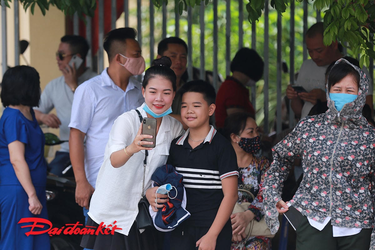 Chụp ảnh tự sướng không đeo khẩu trang không phải là hình ảnh đẹp trong thời điểm này.