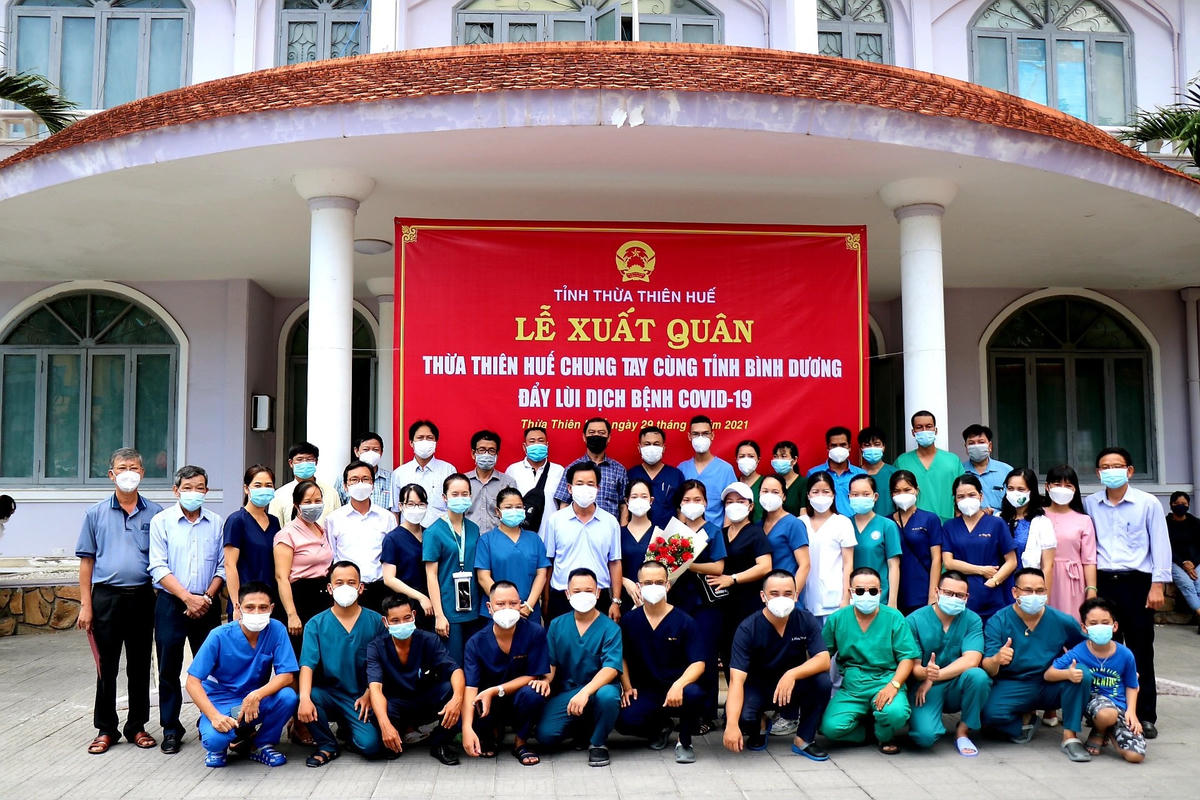Lãnh đạo tỉnh Thừa Thiên - Huế chụp ảnh lưu niệm cùng đoàn công tác trước lúc đoàn lên đường vào hỗ trợ tỉnh Bình Dương chống dịch.