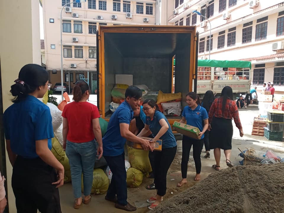 Trong nhiều ngày qua, hàng trăm cán bộ công an, quân đội, Mặt trận và các đoàn thể vận chuyển hàng chục chuyến hàng vào vùng lũ.