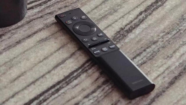 Mặt trước của Eco Remote Control giống như một chiếc điều khiển TV thông thường.