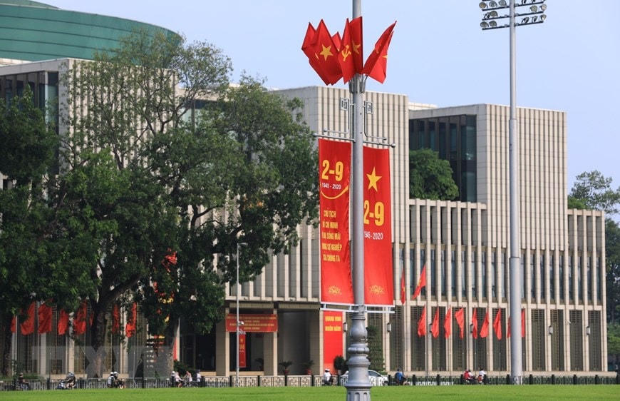 [ẢNH] Hà Nội trang hoàng rực rỡ cờ hoa chào mừng 75 năm Quốc khánh 2-9