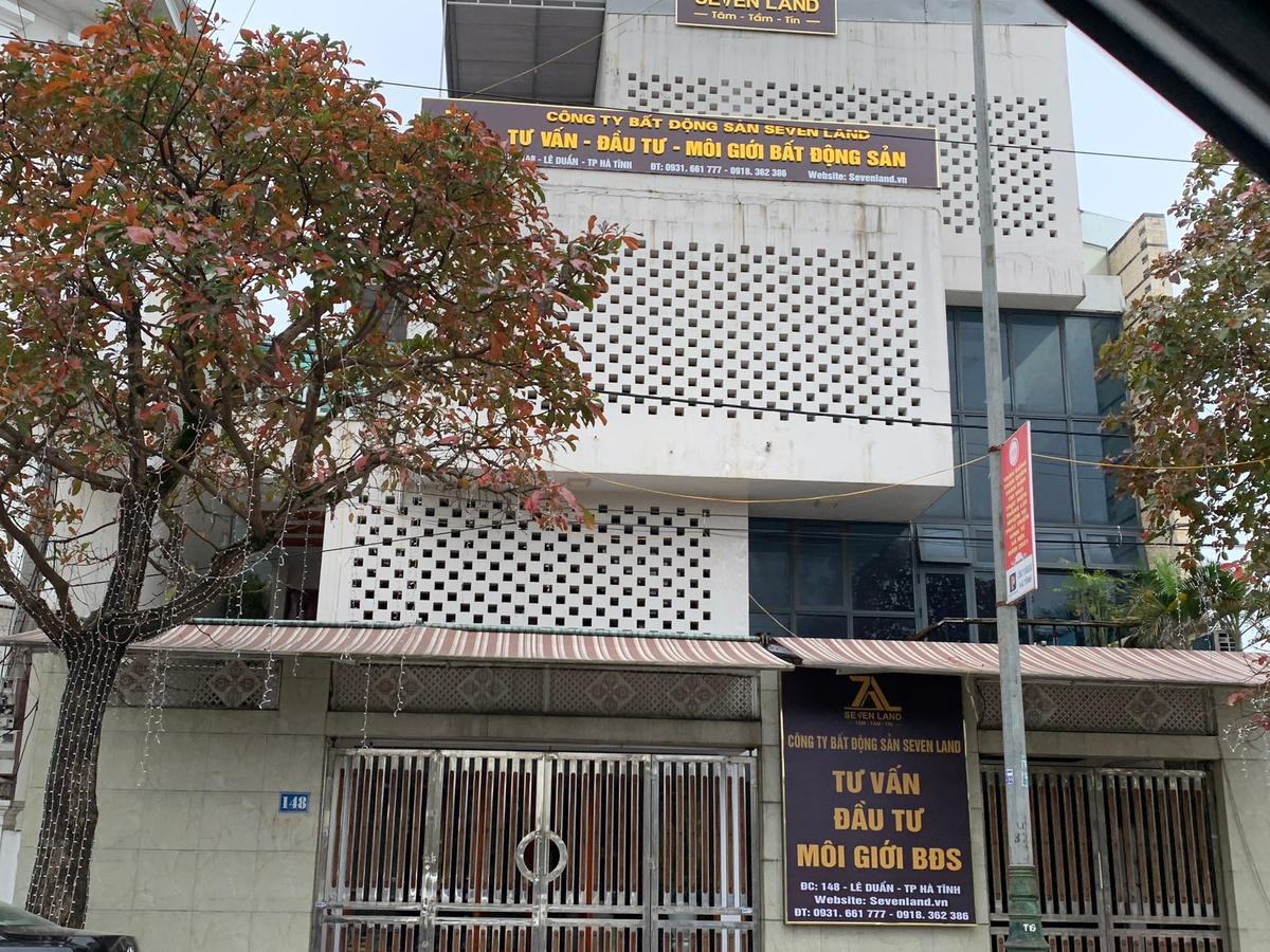 Một công ty môi giới bất động sản ở đường Lê Duẩn (TP Hà Tĩnh) thường xuyên "cửa đóng then cài".