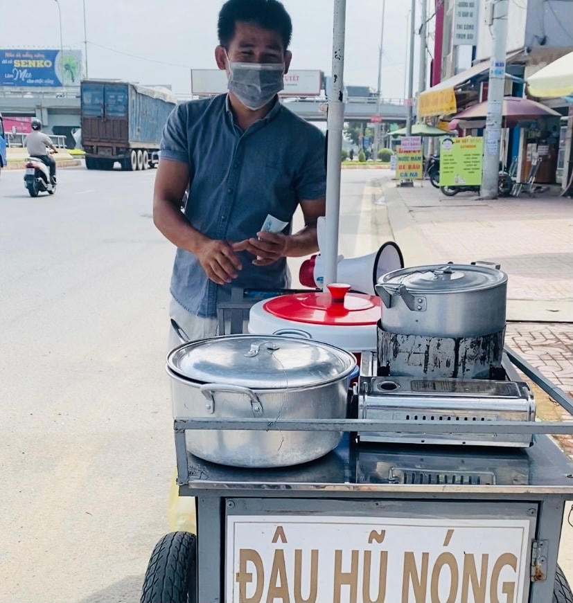 Anh Tuân bên xe bánh nướng.