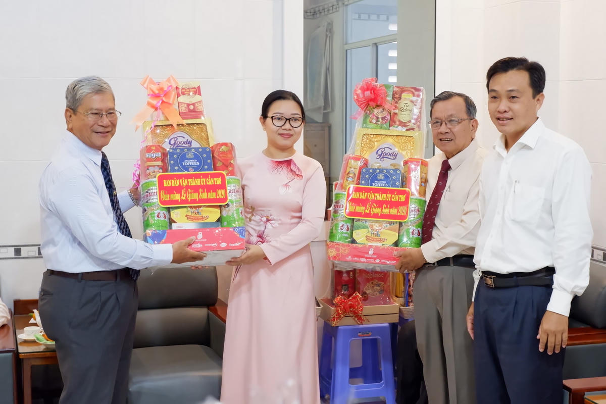Trưởng Ban Dân vận Thành ủy Cần Thơ tặng quà cho các vị Mục sư nhân dịp lễ Giáng sinh 2020