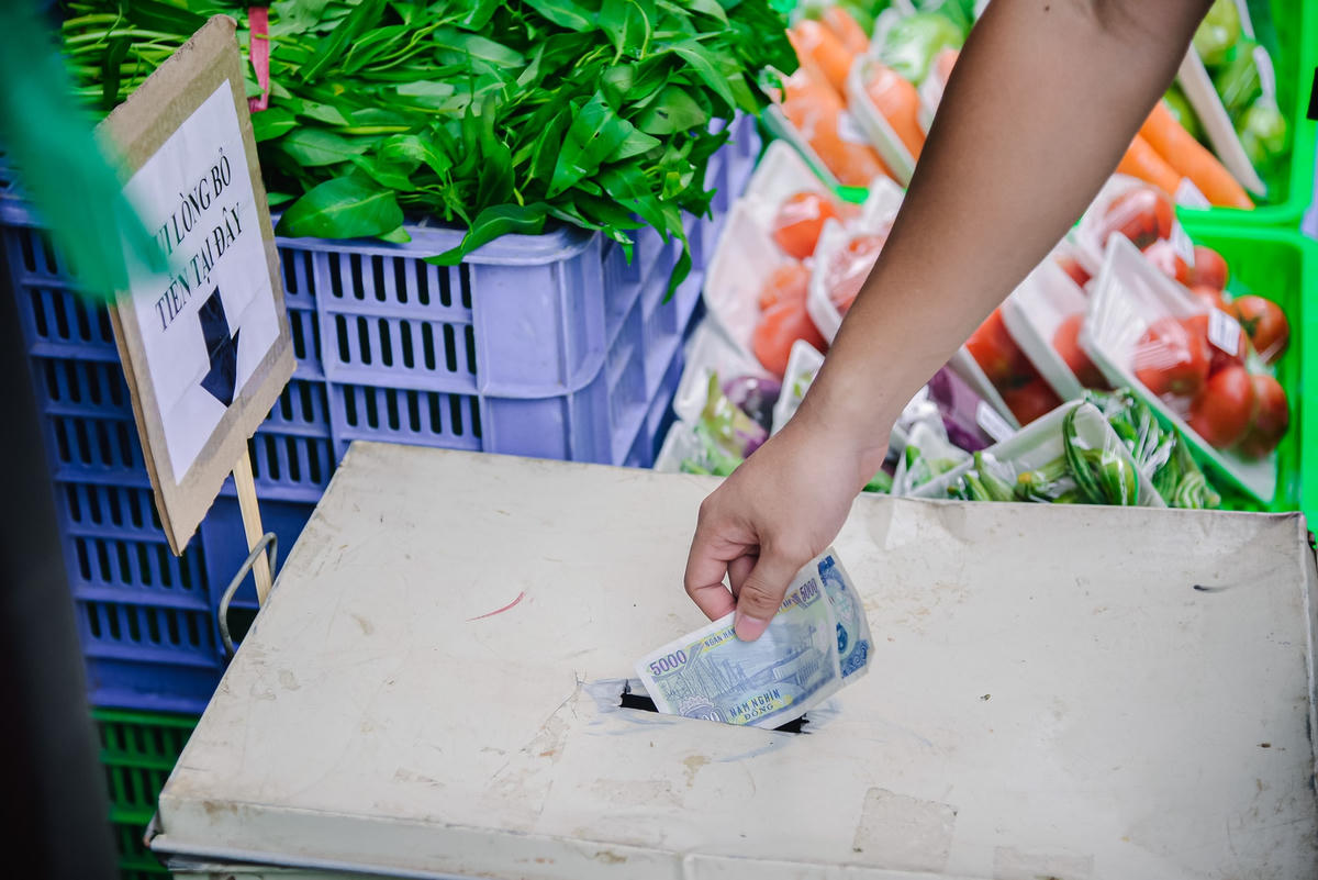 Không có nhân viên bán hàng nên người dân sẽ tự trả tiền vào thùng sau khi lựa chọn được mặt hàng cần mua.
