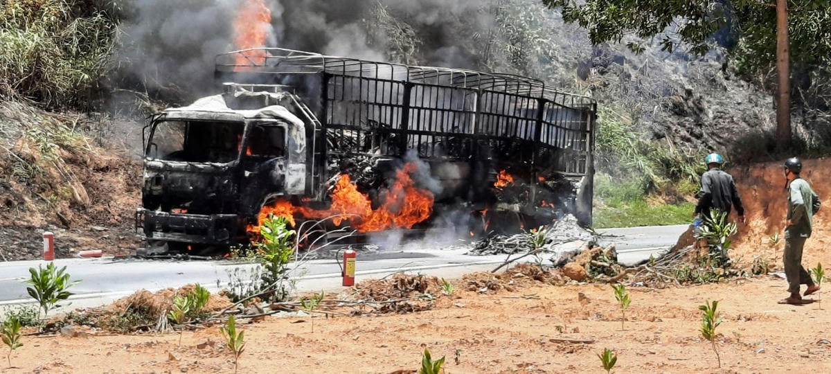 Chiếc xe tải BKS: 89C-05396 bốc cháy lớn.