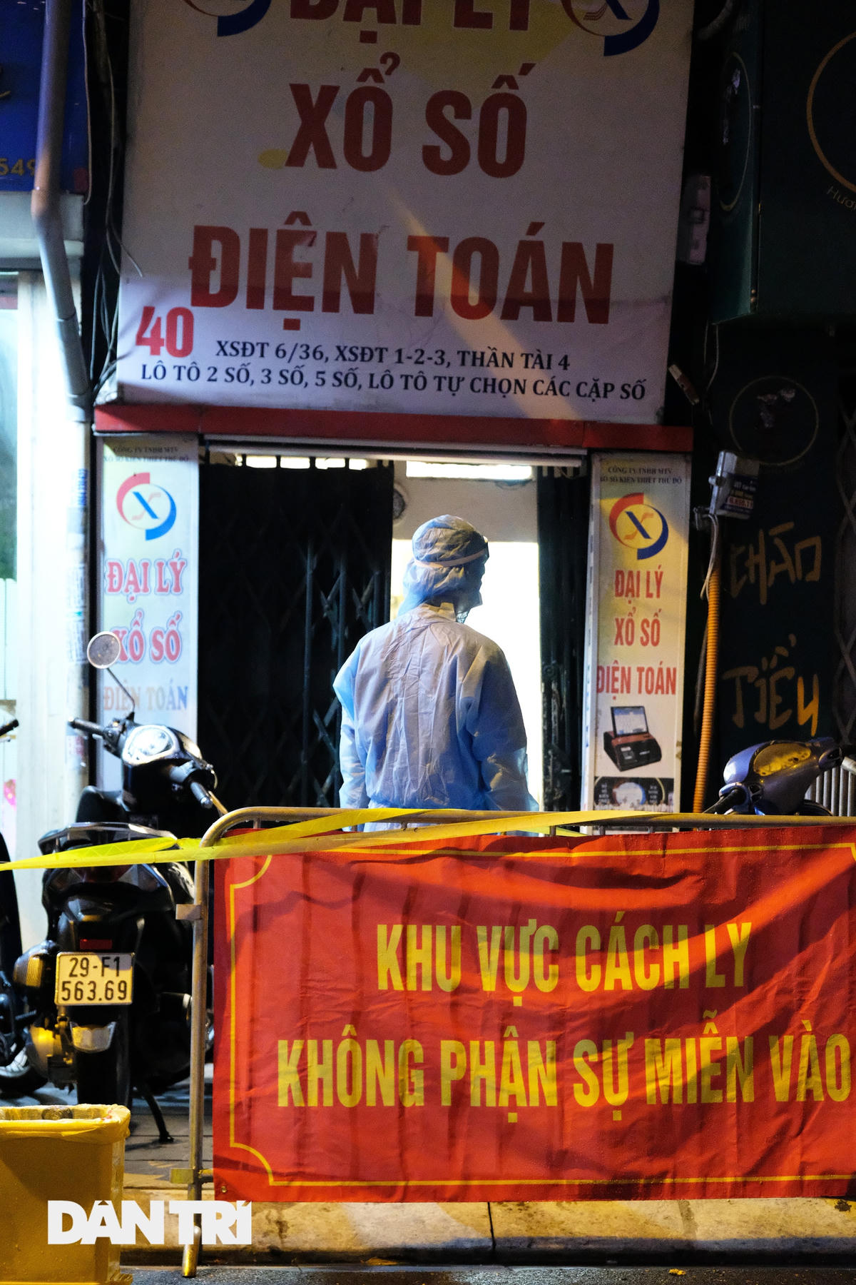 Hà Nội: Xuyên đêm phong tỏa, xét nghiệm hơn 100 người ở Thụy Khuê