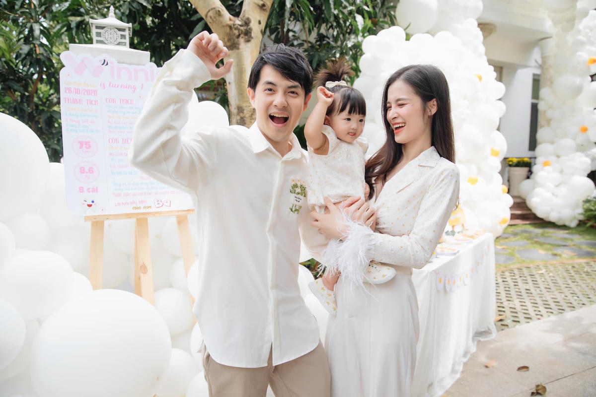 Trong loạt khoảnh khắc nhân dịp kỷ niệm sinh nhật bé Winnie, gia đình Đông Nhi diện đồ trắng sang trọng, tông xuyệt tông rạng rỡ, đằm thắm. 