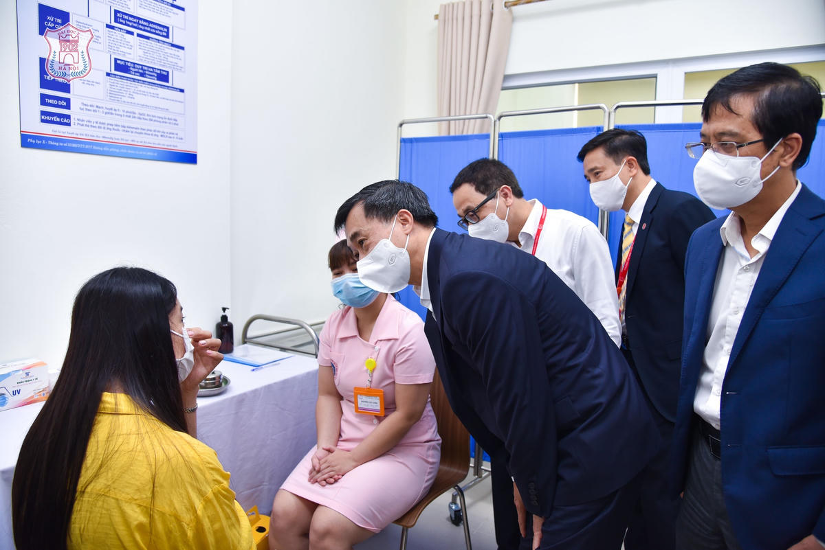 Thứ trưởng Bộ Y tế Trần Văn Thuấn hỏi thăm sức khoẻ tình nguyện viên.  