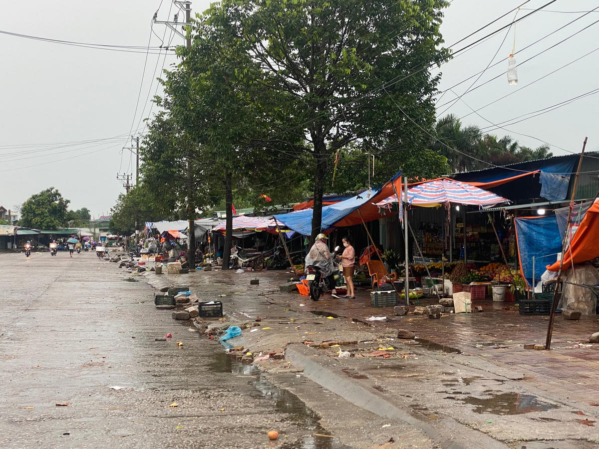 Các gian hàng được xếp gọn vào trong thay vì bày bán tràn xuống lòng đường.
