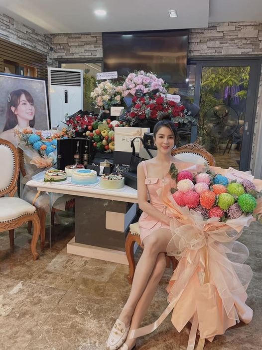 Diệp Lâm Anh đón tuổi 32 ấm cúng trong mùa dịch. “Cảm ơn tất cả mọi người đã gửi lời chúc mừng sinh nhật đến cho Cún. Sinh nhật năm nay vẫn thật ấm áp, tràn đầy yêu thương khi nhận được rất nhiều tình cảm của mọi người. Chúc cả nhà bình an vượt qua đại dịch”, cô nói.