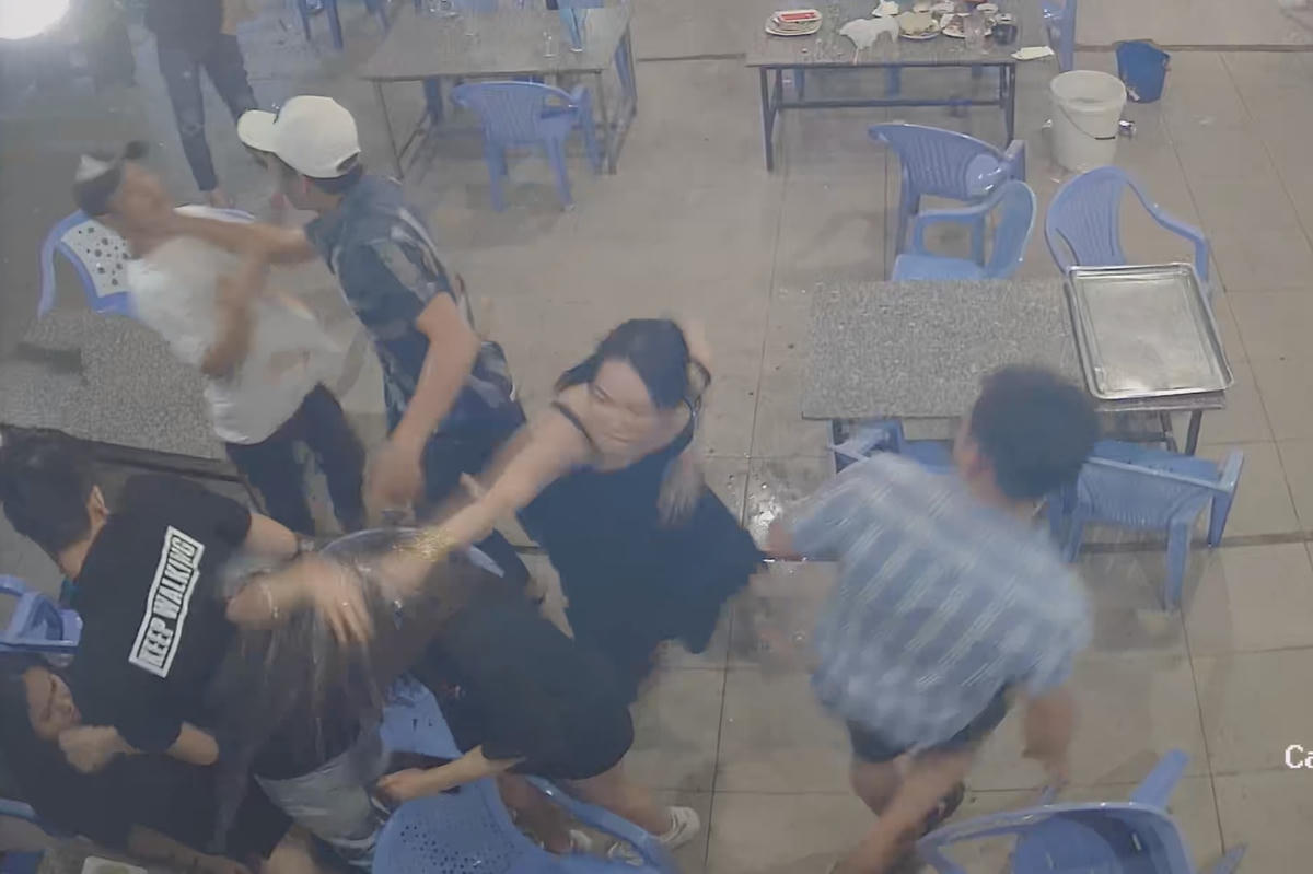 Cảnh ẩu đả được camera ghi lại. Ảnh cắt từ clip.