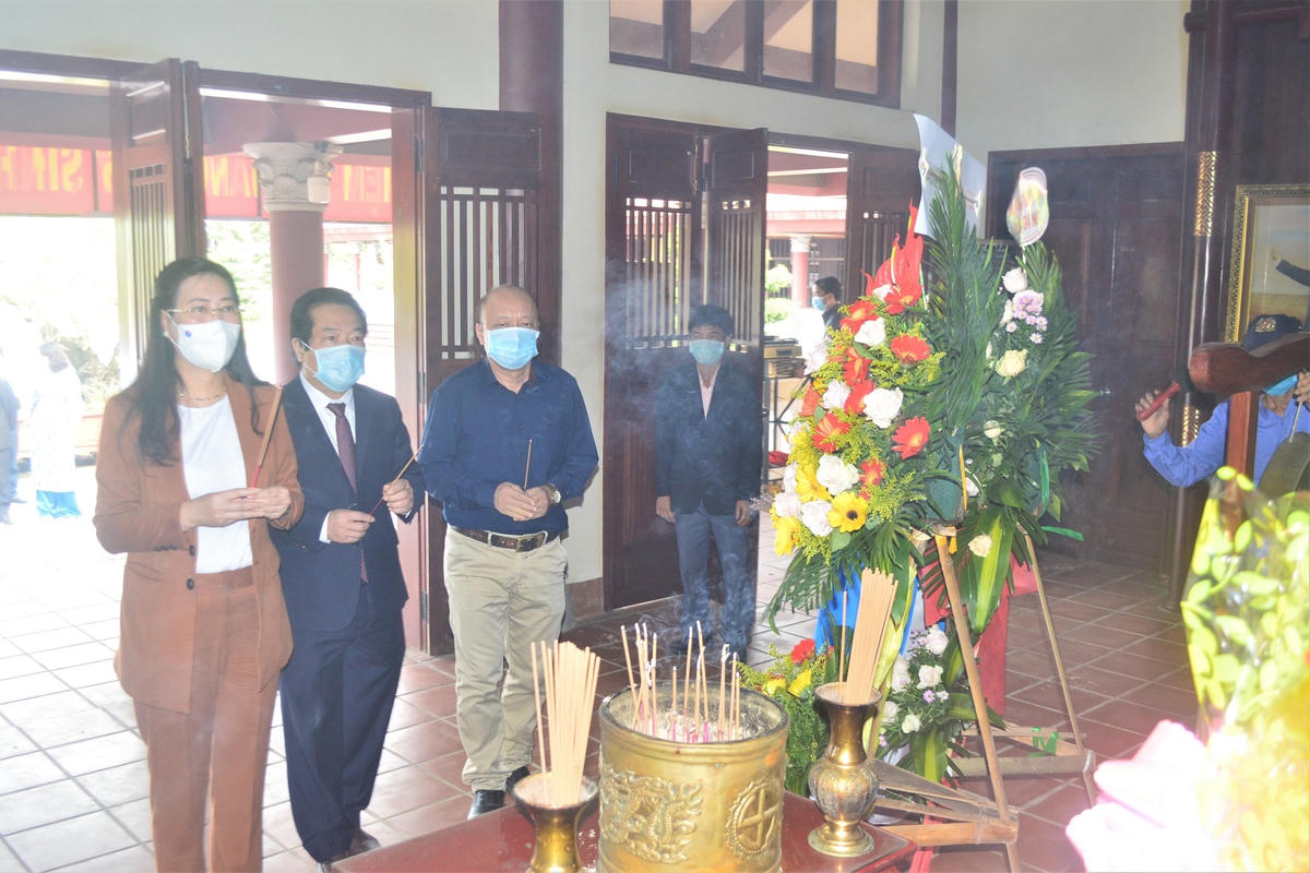 Lãnh đạo tỉnh Quảng Ngãi dâng hương tưởng niệm cố Thủ tướng Phạm Văn Đồng.