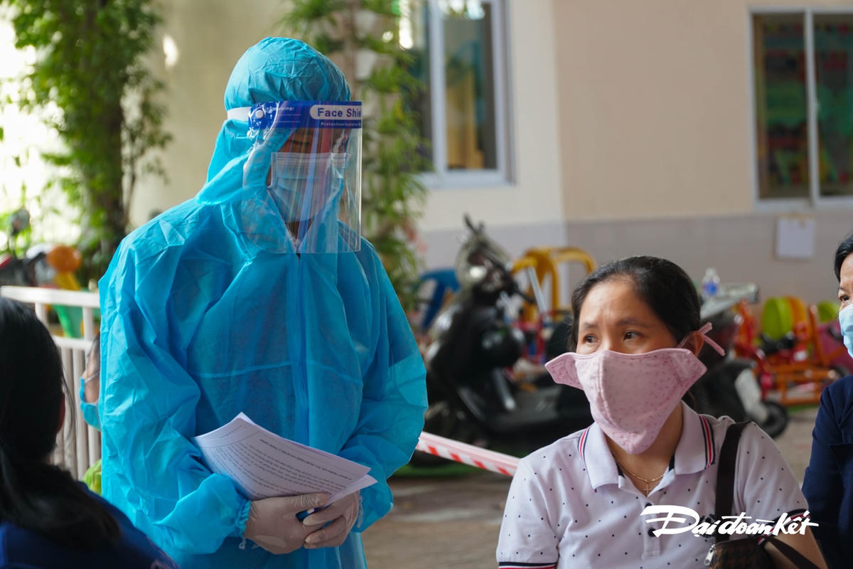 Lực lượng hỗ trợ giải đáp những thắc mắc cho người dân.
