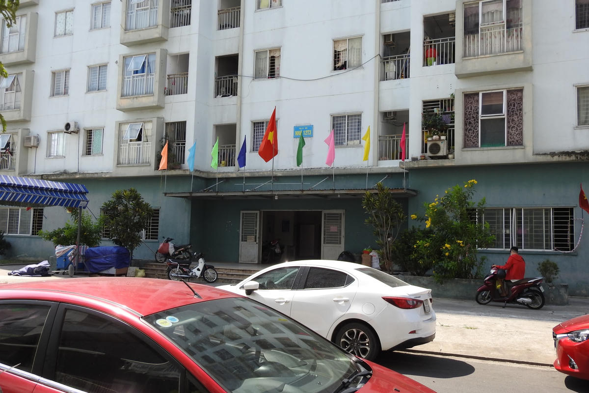 Sinh hoạt của 500 người dân tại chung cư 12T3, phường Nại Hiên Đông, quận Sơn Trà (Đà Nẵng) trở lại bình thường vào sáng 27/5. Ảnh B.Nguyên.