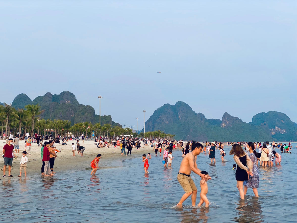 Đông đảo người dân và du khách đổ về các bãi tắm ở Hạ Long.