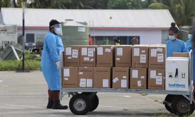 Vaccine đến Tuvalu từ Australia. Ảnh: Puaseiese Adrienne Pedro / The Guardian.