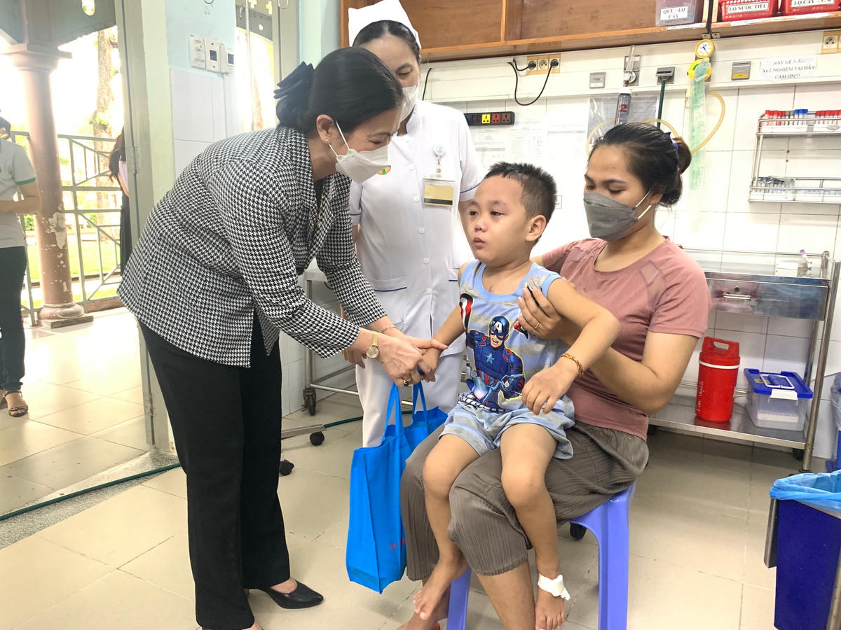 Phó Chủ tịch đến thăm và tặng quà cho các cháu tại Bệnh viện Nhi đồng 2.