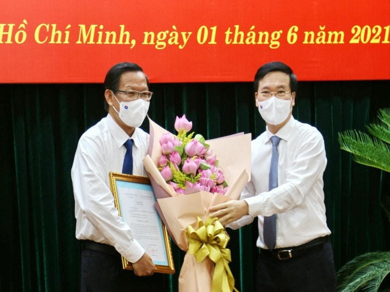 Ông Võ Văn Thưởng trao quyết định và chúc mừng ông Phan Văn Mãi. Nguồn: VGP.