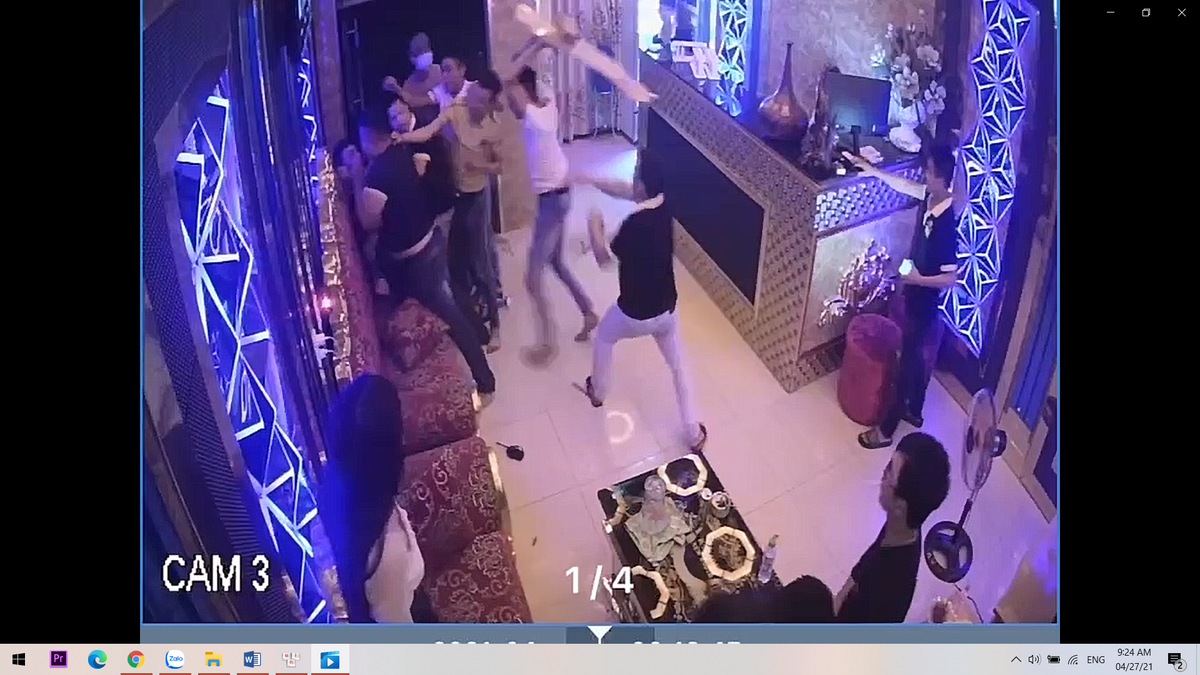 Nhiều thanh niên đánh nhân viên quán karaoke.