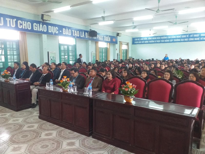 162 cán bộ, giáo viên, nhân viên còn ở lại làm việc tại Trường Cao đẳng công nghiệp dệt may Nam Định đến thời điểm này đang trong cảnh triền miên bị nợ lương, không tiền lễ tết và không biết tới đây “số phận” sẽ ra sao?. Ảnh: Trang tin của trường.