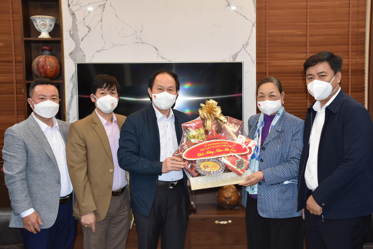 Phó Chủ tịch - Tổng Thư ký Lê Tiến Châu thăm, chúc Tết nguyên Trưởng ban Dân vận Trung ương Hà Thị Khiết.