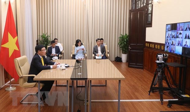 Phó Thủ tướng, Bộ trưởng Ngoại giao Phạm Bình Minh tại đầu cầu Hà Nội. (Ảnh: Lâm Khánh/TTXVN)