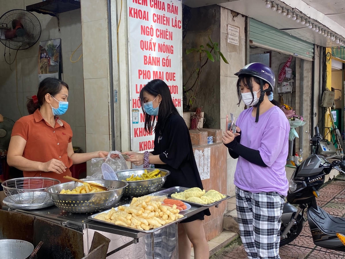 TP Hà Nội yêu cầu bắt buộc với các cơ sở kinh doanh được mở cửa trở lại phải tạo điểm quét QR code để khách đến mua hàng khai báo.