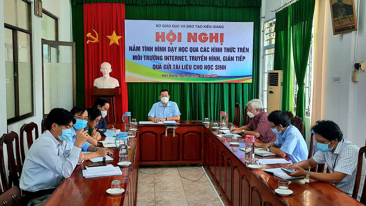 Hội nghị trực tuyến nắm tình hình dạy học qua các hình thức trên môi trường internet, truyền hình, gián tiếp gửi qua tài liệu cho học sinh.