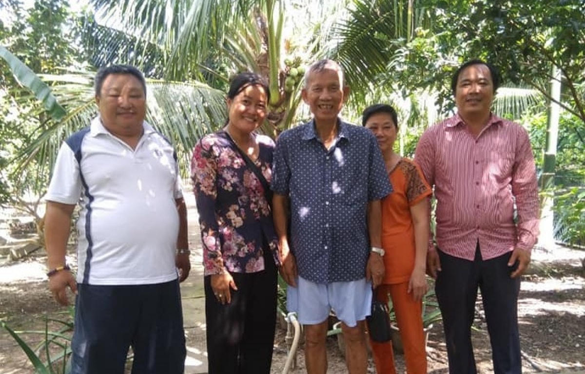 Ông Trương Vĩnh Trọng tiếp đón người dân khi đến tham quan khu vườn nhà ông.