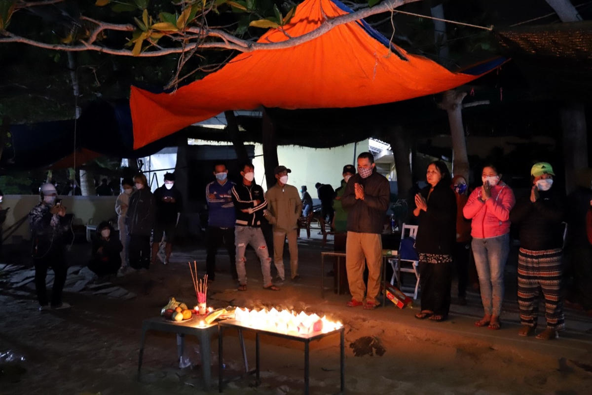 Người dân lập bàn thờ tại bến cảng Cửa Đại cầu nguyện các nạn nhân vẫn còn mất tích.