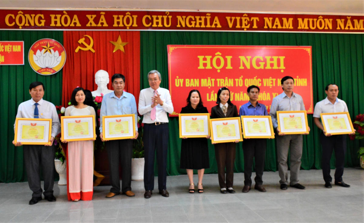 Chủ tịch Ủy ban MTTQ Việt Nam tỉnh Ninh Thuận, trao tặng Bằng khen của Ủy ban Trung ương MTTQ Việt Nam, cho 6 tập thể và 9 cá nhân có thành tích xuất sắc năm 2020.