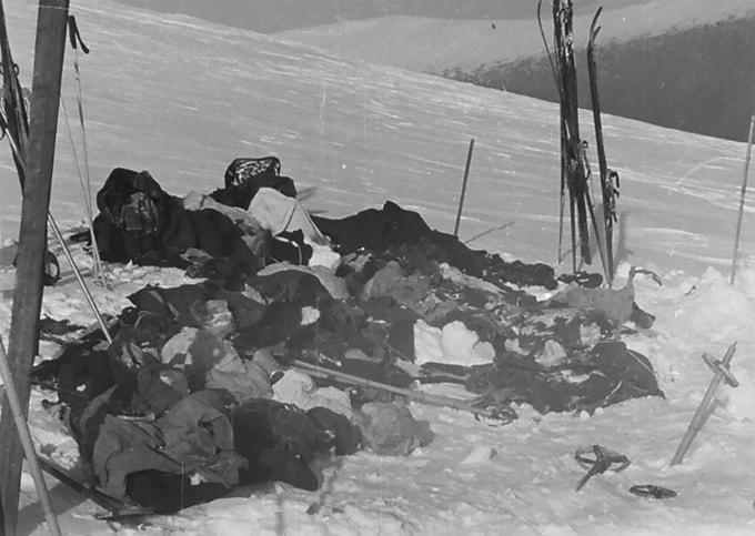 Thi thể của nhóm sinh viên nằm sâu dưới tuyết 4,5 m trên dãy núi Ural năm 1959. Ảnh: East2west News.  