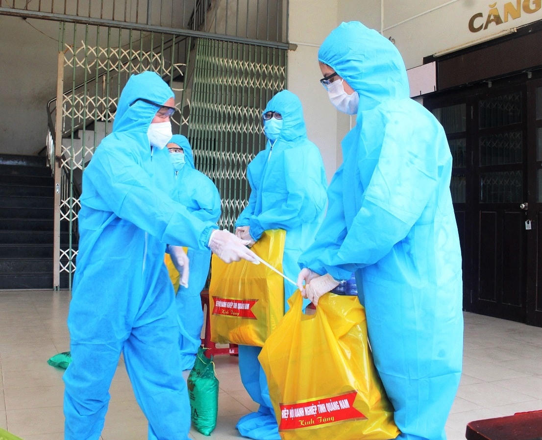 Ông Phạm Quốc Hùng trao quà cho em Thanh trong khu cách ly.