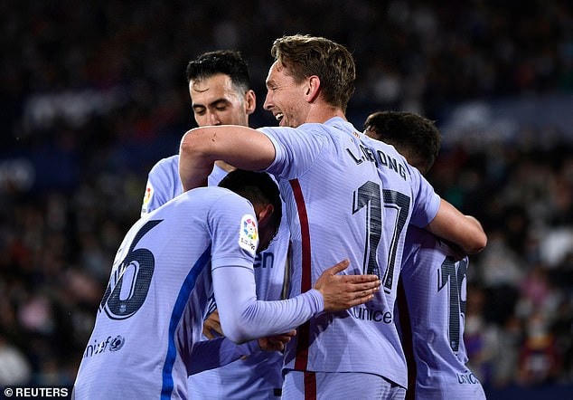 Barcelona vươn lên vị trí thứ hai ở La Liga với 60 điểm, kém Real Madrid 12 điểm và bằng điểm với Sevilla, tuy nhiên Los Blaugrana đá ít hơn hai đối thủ một trận (Ảnh: Reuters).
