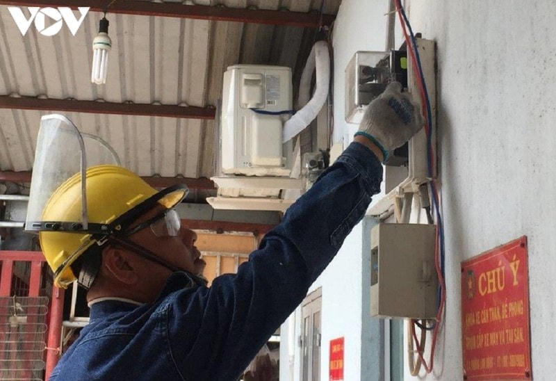 Nhân viên điện lực TP HCM kiểm tra đồng hồ điện.