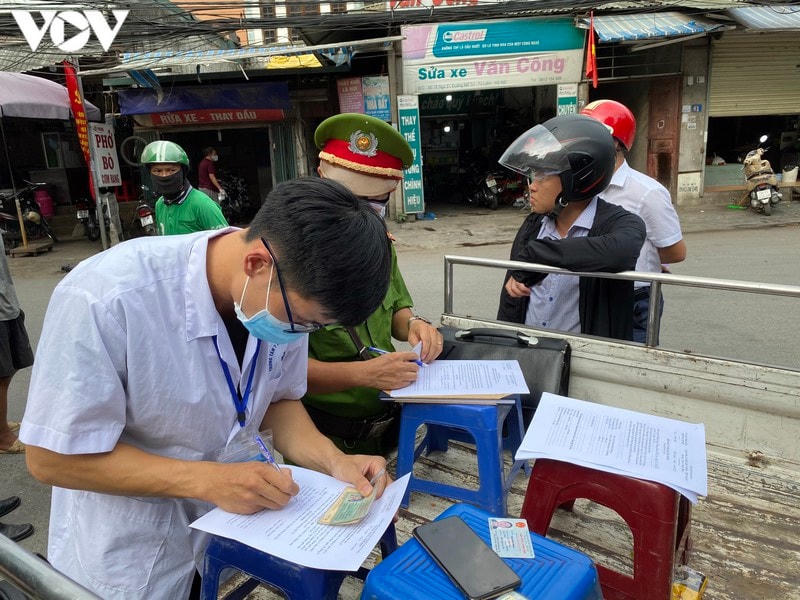 Hà Nội xử phạt hàng loạt trường hợp không đeo khẩu trang khi ra đường
