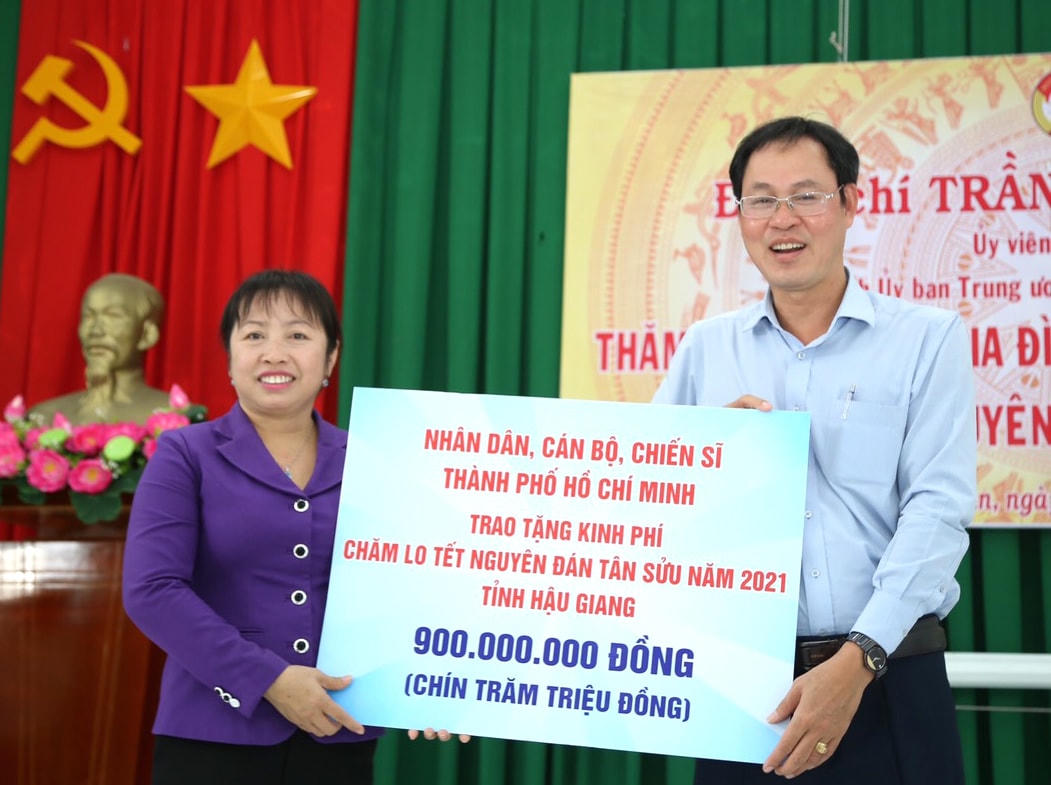 UBMTTQ Việt Nam TP Hồ Chí Minh trao 900 triệu đồng hỗ trợ Hậu Giang chăm lo Tết.