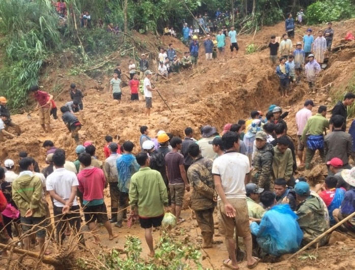 Thi thể của cả 6 người trong một gia đình bị đất đá vùi lấp đã được tìm thấy. Ảnh: Báo Giao thông.