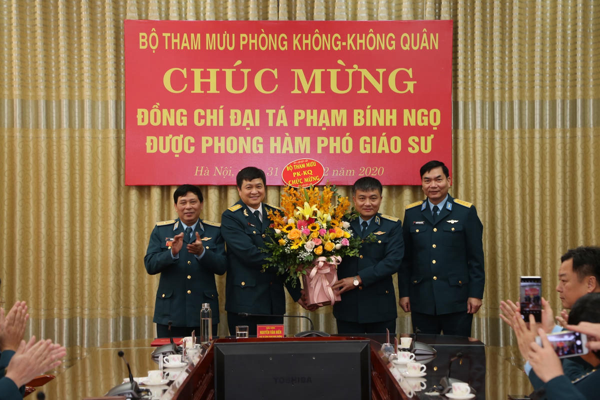 Thiếu tướng Nguyễn Văn Hiền, Phó Tư lệnh kiêm Tham mưu trưởng Quân chủng PK-KQ chúc mừng tân PGS.TS Phạm Bính Ngọ.  