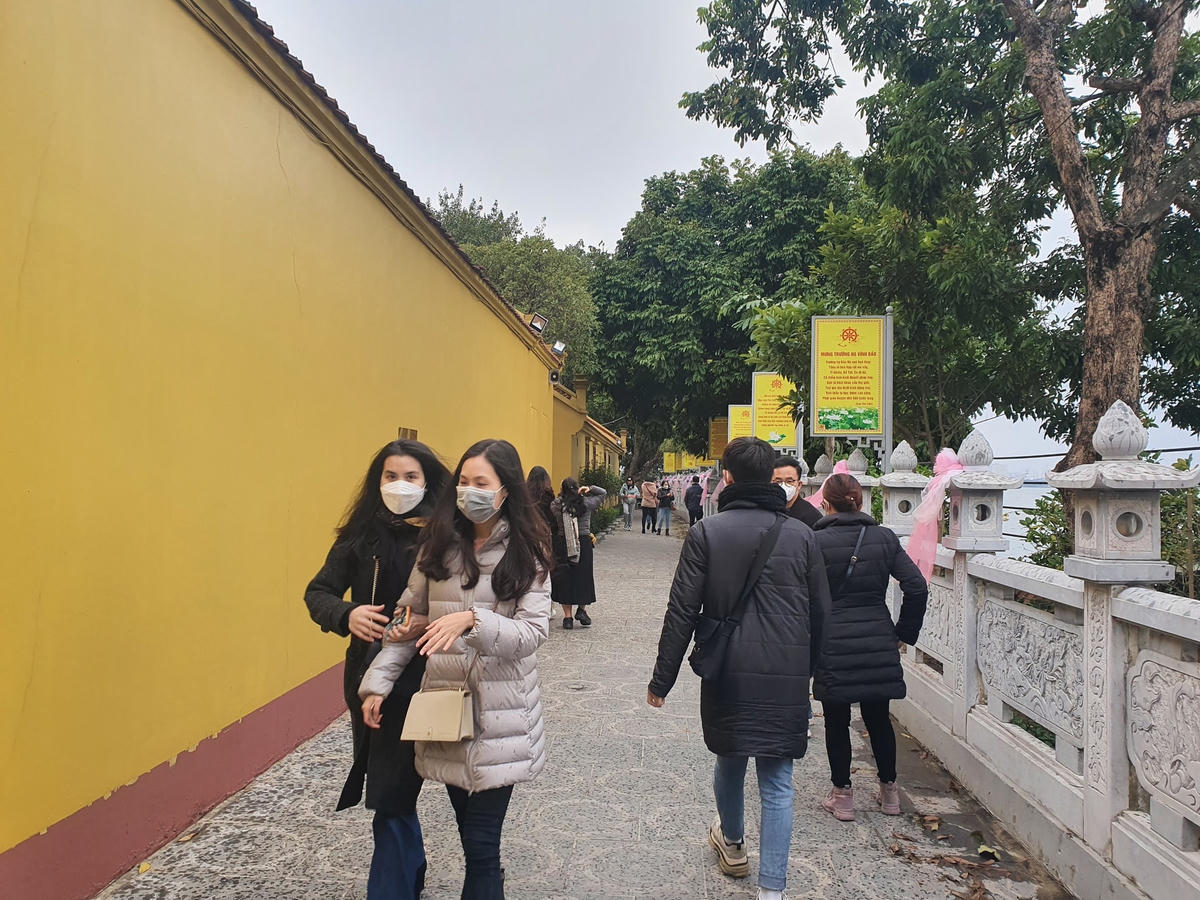 Tại chùa Trấn Quốc (quận Tây Hồ), nhiều người dân đã có mặt từ sáng sớm để đi lễ cầu bình an, sức khoẻ.