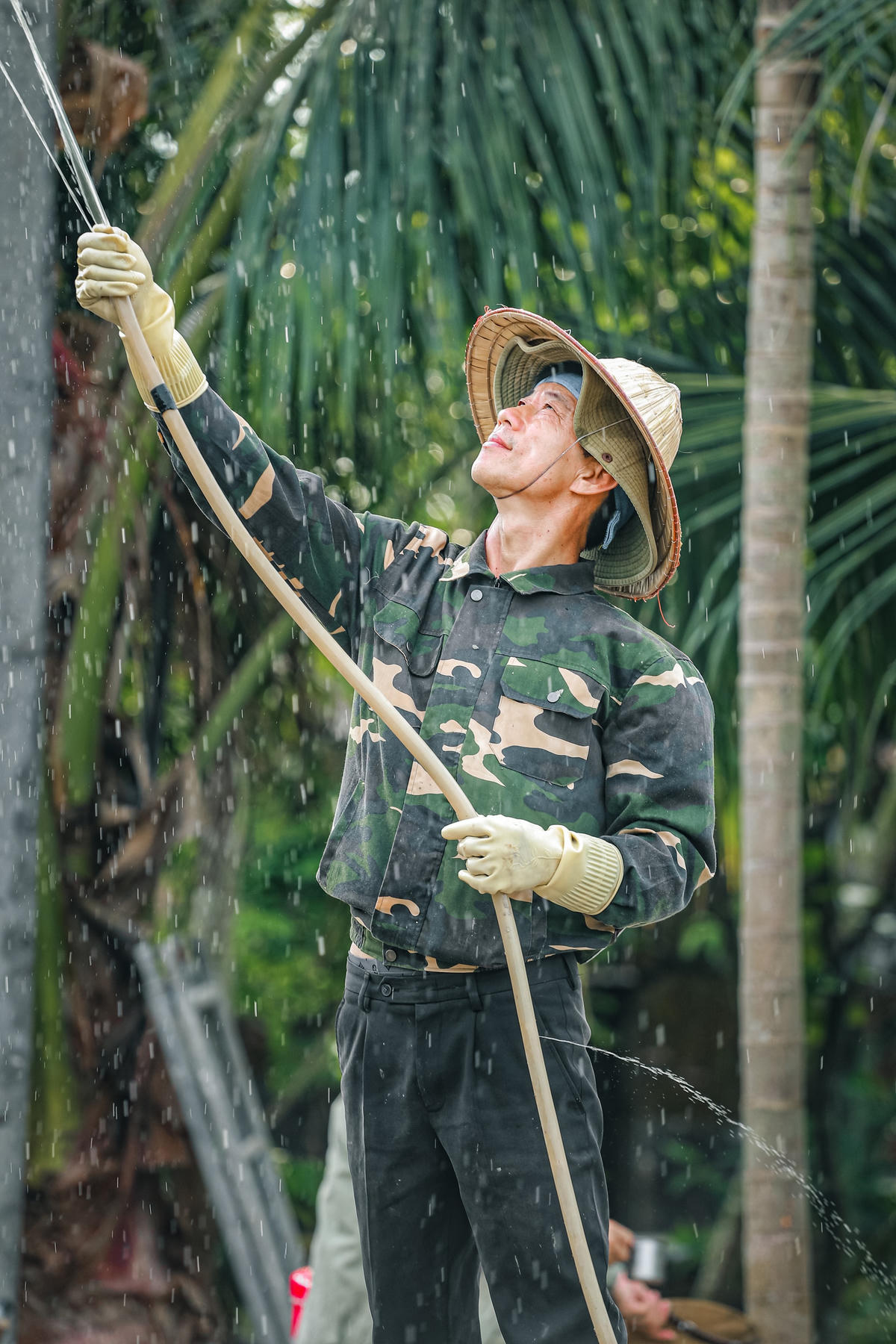 Những bức hình ghi lại khoảnh khắc lao động tư nhiên là cách để hai bạn trẻ trao gửi yêu thương. Ảnh: NVCC. 