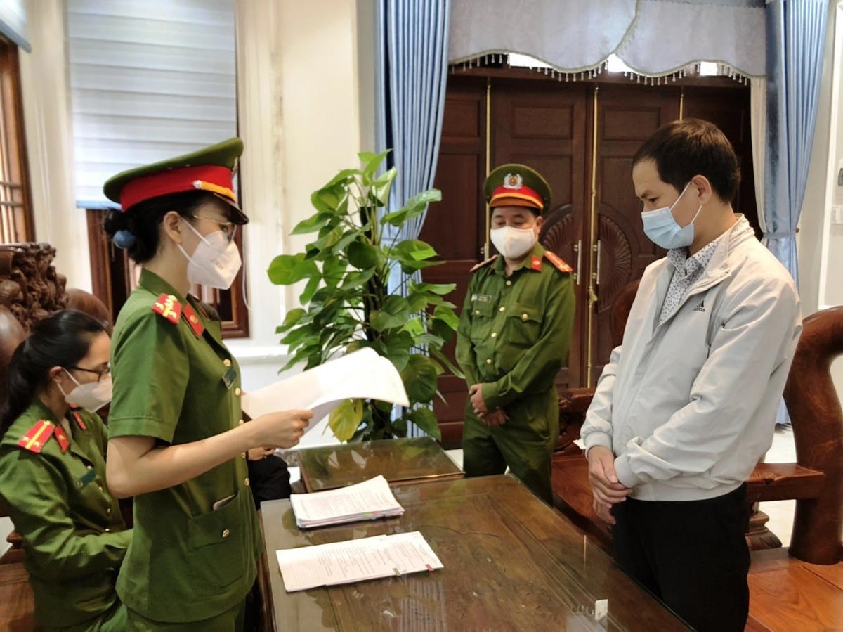 Lực lượng Công an đọc quyết định khởi tố đối tượng Nguyễn Ngọc Nhựt (ảnh CA cung cấp).