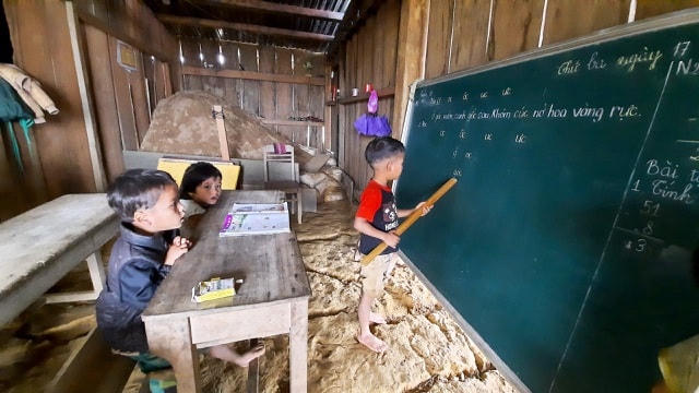 Các em học sinh tiểu học phải học nhờ nhà dân.