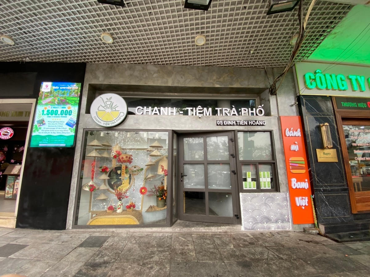 Một quán trà chanh trên đường Đinh Tiên Hoàng đóng cửa dù rất đông khách vào những ngày này do lượng người đổ về Hồ Gươm lớn. Ảnh: Lan Anh. 
