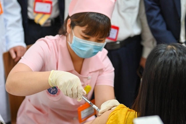 Tiêm thử nghiệm vaccine cho người tình nguyện.