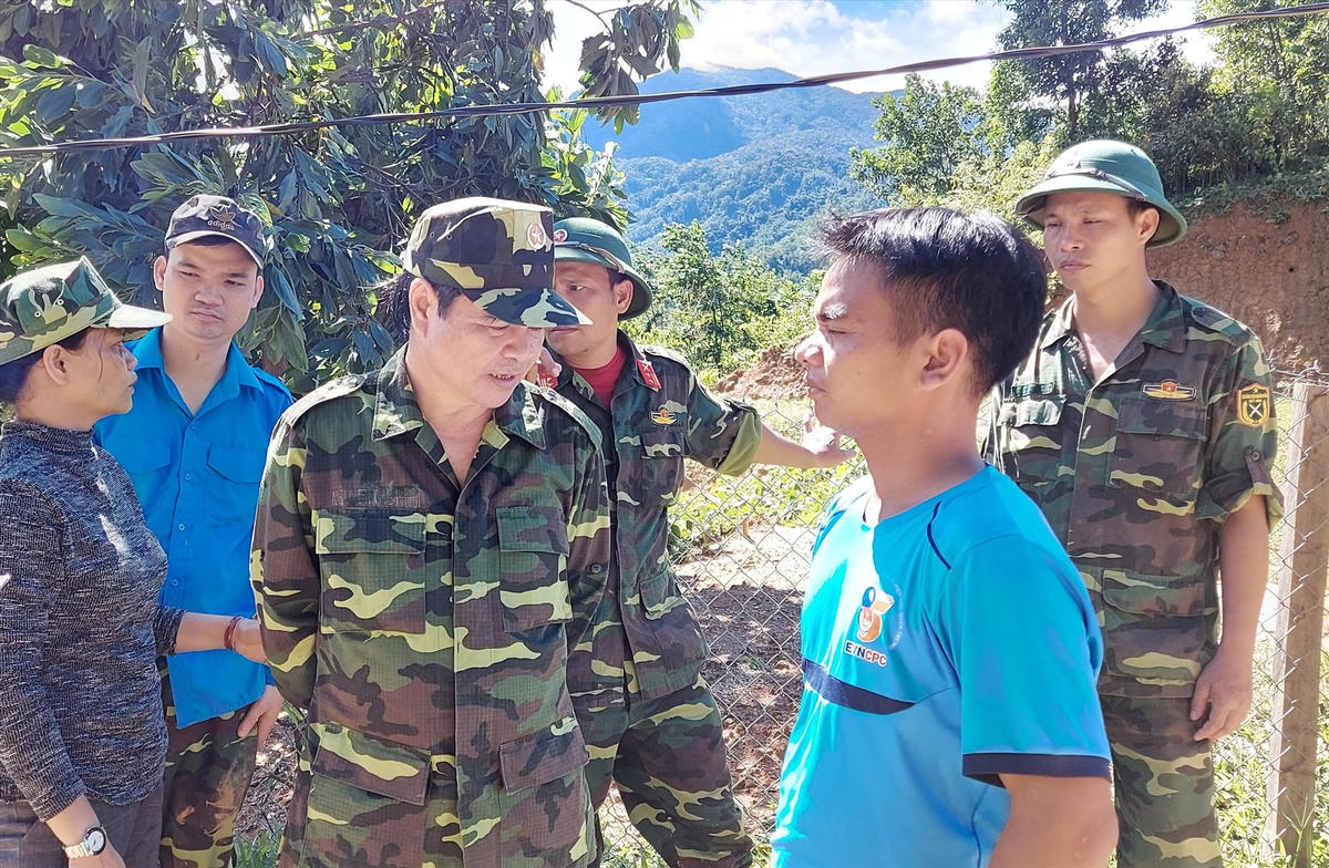 Lãnh đạo huyện Nam Trà My chỉ đạo công tác khắc phục tại hiện trường. Ảnh: Thọ Châu.