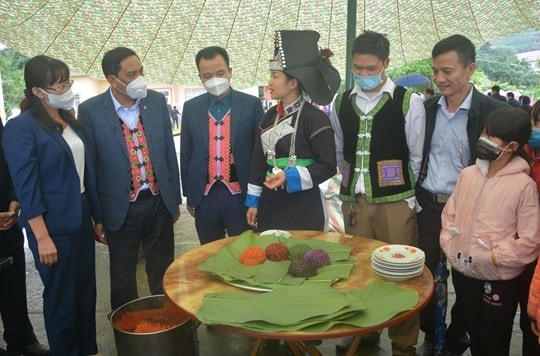 Lãnh đạo tỉnh tham quan phần thi "Trình bày xôi truyền thống".